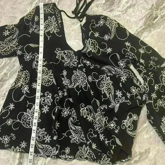 Altar’d State Blouse Women’s Black Embroidered Bell Sleeve Boho Tie Back Size M - Picture 4 of 8